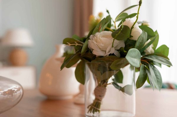 Conseils de décoration : comment choisir le bon vase pour vos fleurs ?
