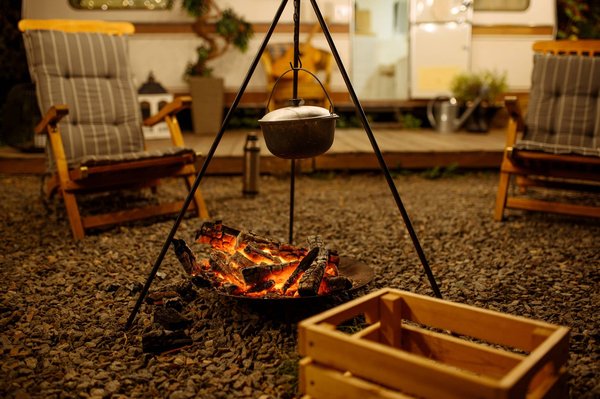 Quel est le budget alloué pour son séjour en camping dans les Hautes Alpes?